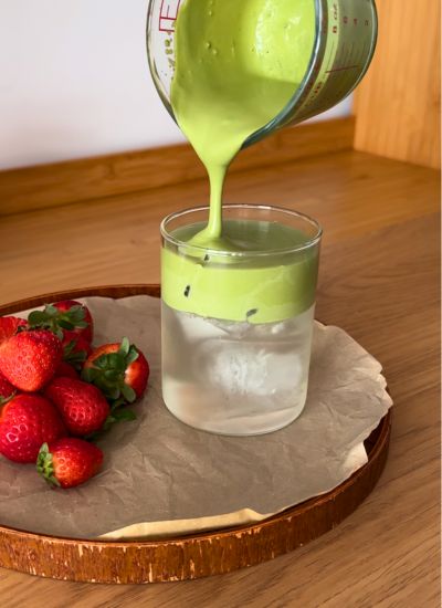mezclar matcha y agua de coco