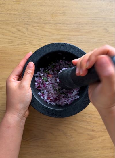 picar cebolla mortero