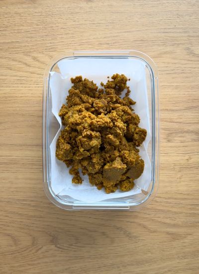 mezcla en recipiente curry