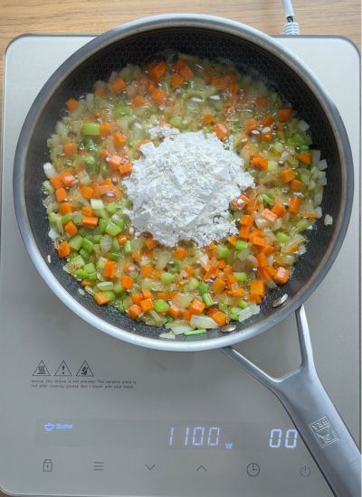 añadir harina a verduras
