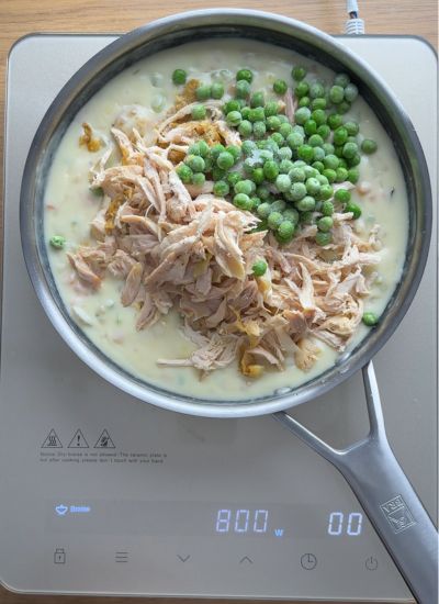 añadir pollo a mezcla de verduras chicken pot pie