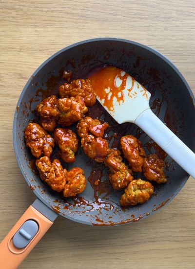poner salsa pollo coreano freidora de aire