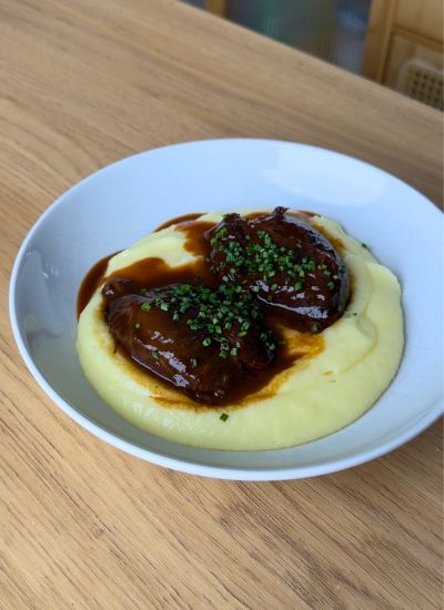 carrilleras de cerdo con pure de patatas