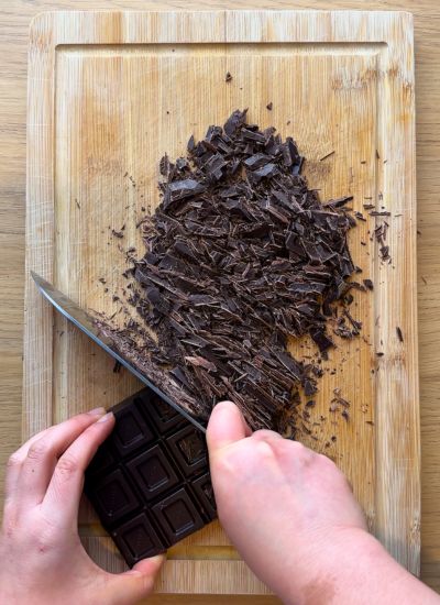 picar tableta de chocolate para chocolate caliente