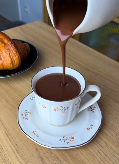 servir chocolate caliente en taza