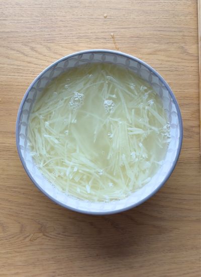poner tiras de patata en agua