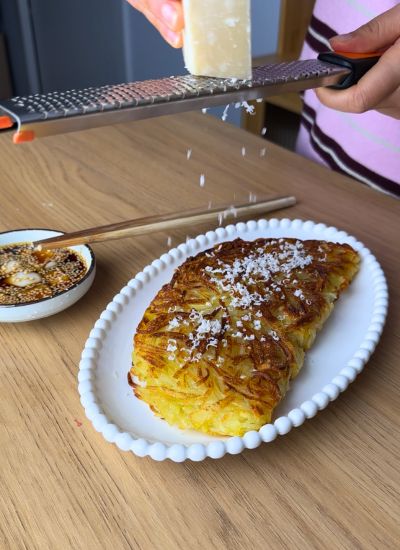 servir pancake coreano de patata crujiente