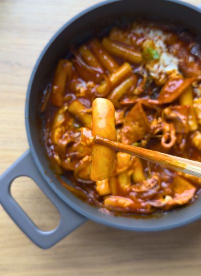 pastel de arroz con salsa picante