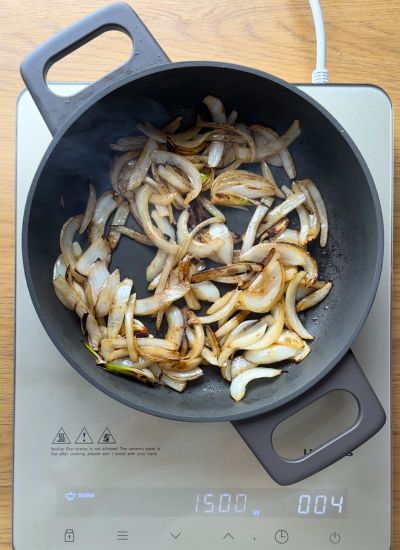 pochar cebolla para tteokbokki