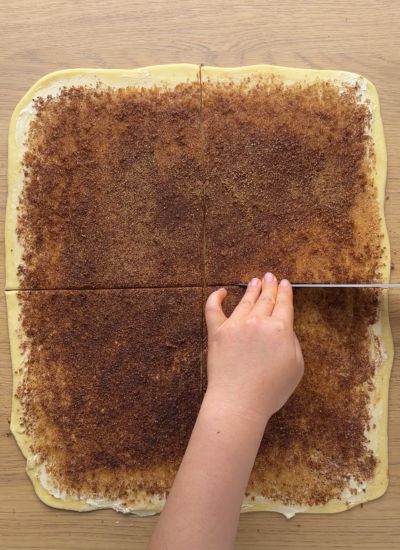 cortar masa rollitos de canela