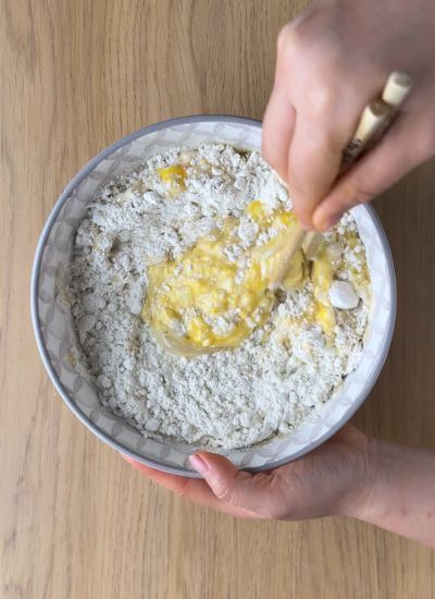 mezclar ingredientes rollitos de canela