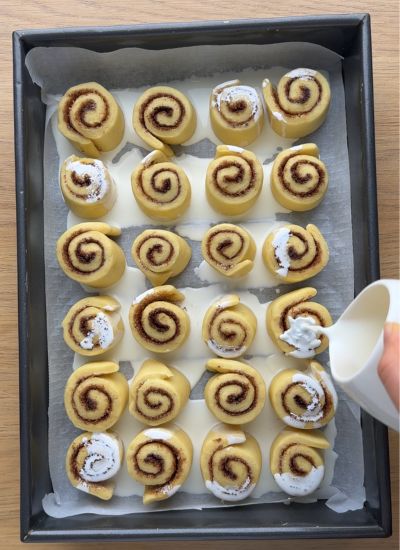 poner nata en cinnamon rolls