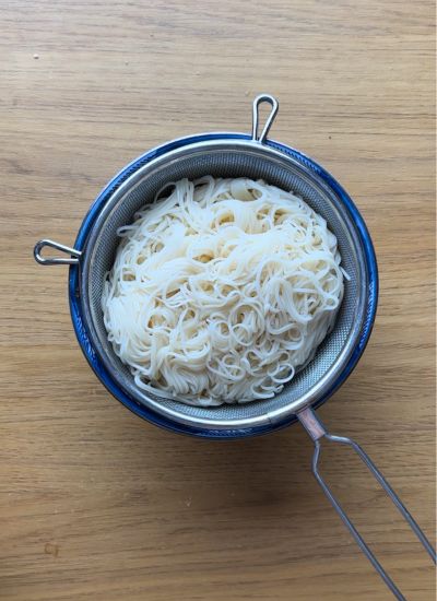escurrir fideos chinos