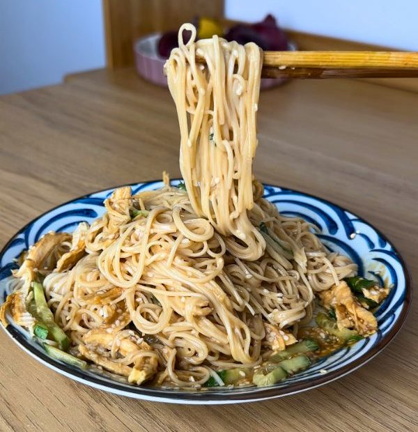 fideos con salsa de cacahuete